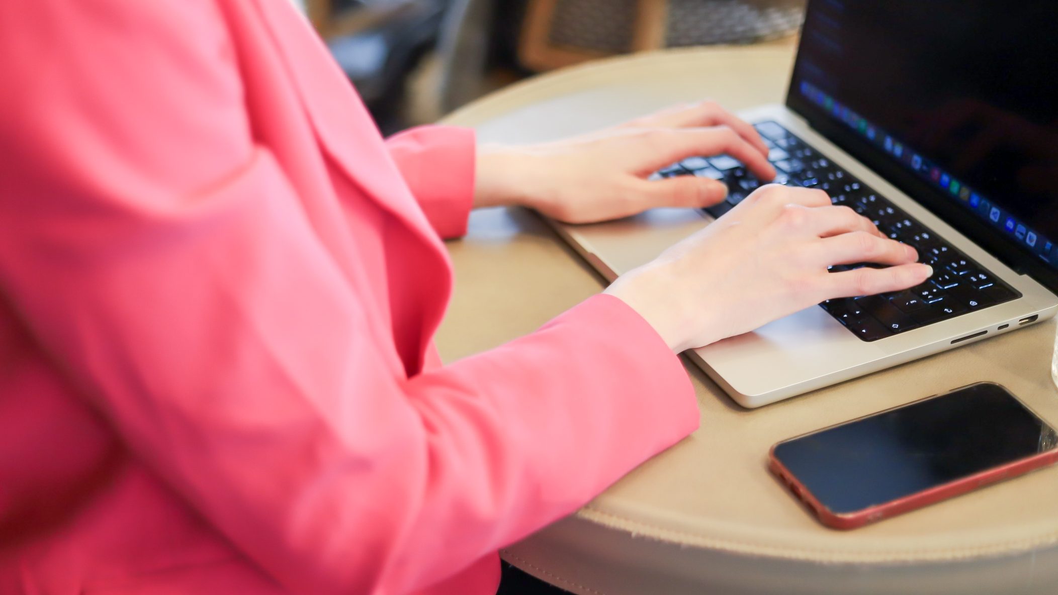 Photo de Vanessa Adis, mains sur le clavier de l'ordinateur, rédigeant un message.
